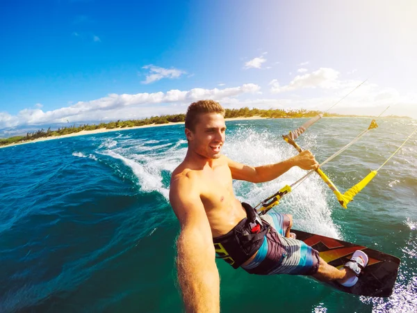 Kitesurf, esporte extremo — Fotografia de Stock