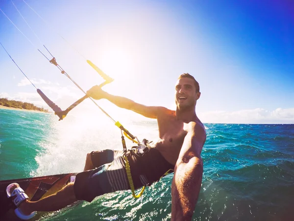 Kitesurf, esporte extremo — Fotografia de Stock