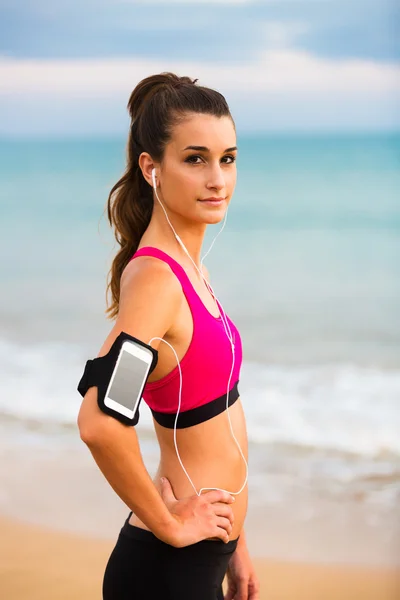 Mujer joven y saludable fitness con teléfono inteligente —  Fotos de Stock