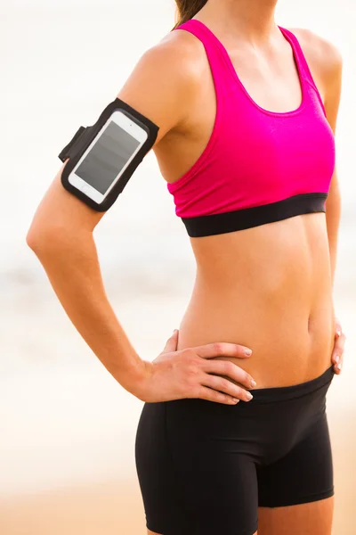 智能手机的年轻健康健身女人 — 图库照片