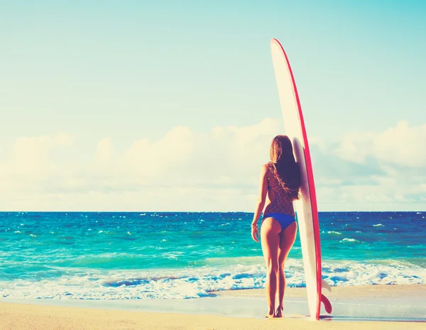 Mooie surfer girl — Stockfoto