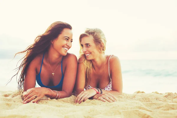 Лето, друзья на пляже — стоковое фото