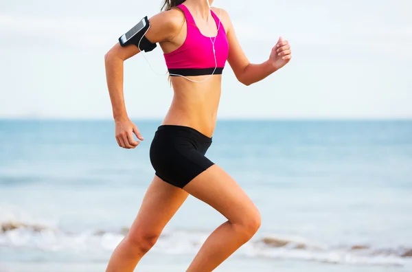 Fitness sportif Femme Courir sur la plage — Photo