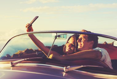 Gün batımında arabamla bir Selfie Çift