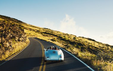 Eski model spor araba ülkede yol üzerinde sürüş coupe