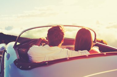 Çift Klasik eski model araba gün batımını izlemek