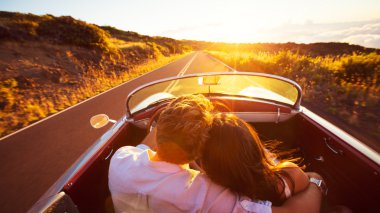 Sevk üstünde güzel yol gün batımında romantik Çift