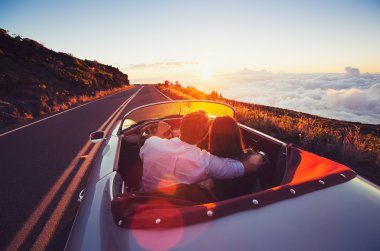 Sevk üstünde güzel yol gün batımında romantik Çift
