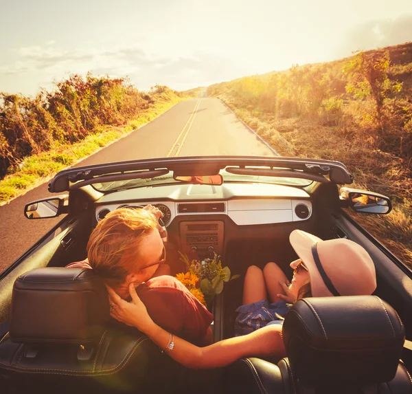 Glückliches Paar fährt im Cabrio — Stockfoto