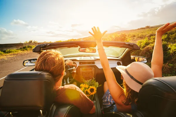 Pareja feliz conduciendo en convertible — Foto de Stock