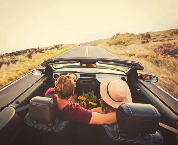 Šťastný pár, jízda v kabrioletu — Stock fotografie