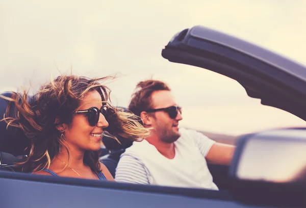 Pareja feliz conduciendo en convertible — Foto de Stock