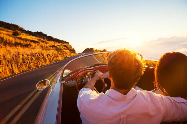 Pareja romántica conduciendo por una hermosa carretera al atardecer — Foto de Stock