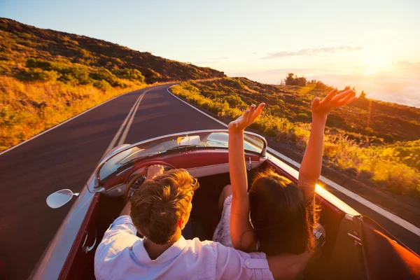 Pareja romántica conduciendo por una hermosa carretera al atardecer — Foto de Stock