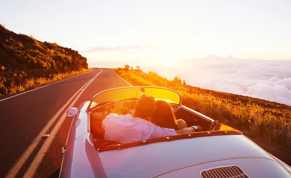 Romantikus pár a naplemente gyönyörű úton vezetéssel — Stock Fotó