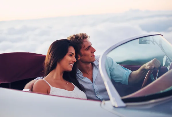 Par som du tittar på solnedgången i klassiska Vintage bil — Stockfoto