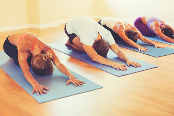 Personas Relajándose y Haciendo Yoga —  Fotos de Stock