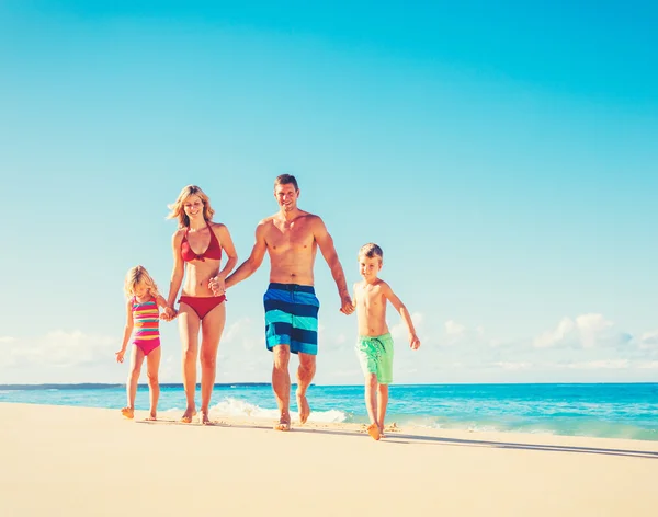 Família feliz se divertindo na praia — Fotografia de Stock