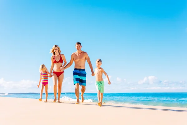 Mutlu aile sahilde eğleniyor. — Stok fotoğraf