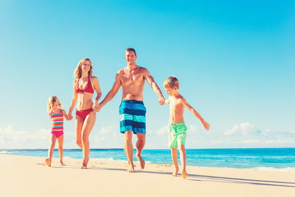 Família feliz se divertindo na praia — Fotografia de Stock