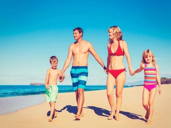 Gelukkige familie met plezier op het strand — Stockfoto