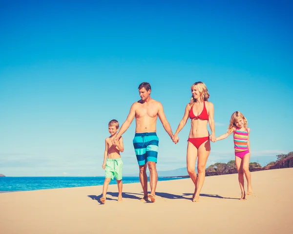 Mutlu aile sahilde eğleniyor. — Stok fotoğraf