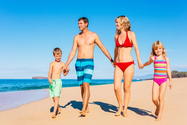खुश परिवार समुद्र तट पर मज़ा कर रहा है — स्टॉक फ़ोटो, इमेज