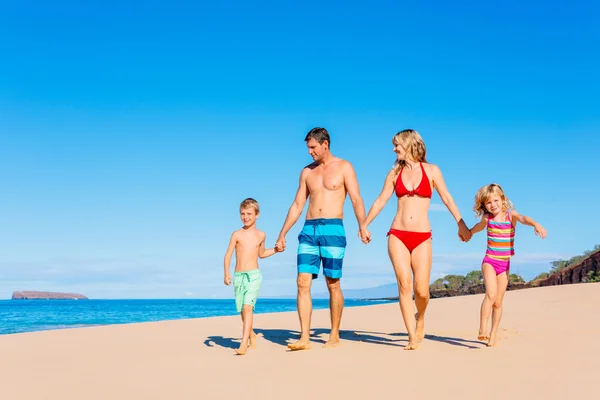 Счастливая семья веселится на пляже — стоковое фото