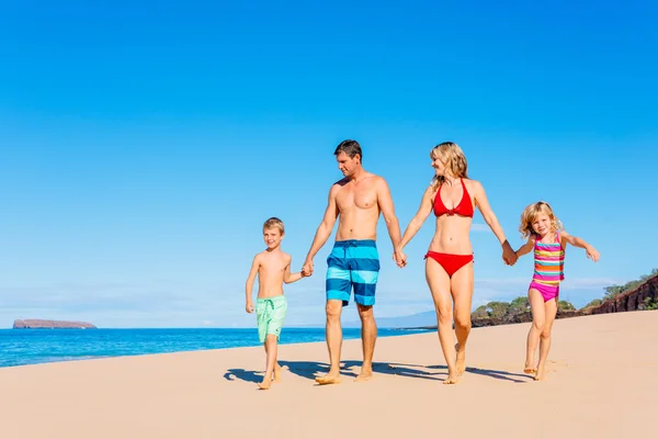 Lycklig familj som har roligt på stranden — Stockfoto