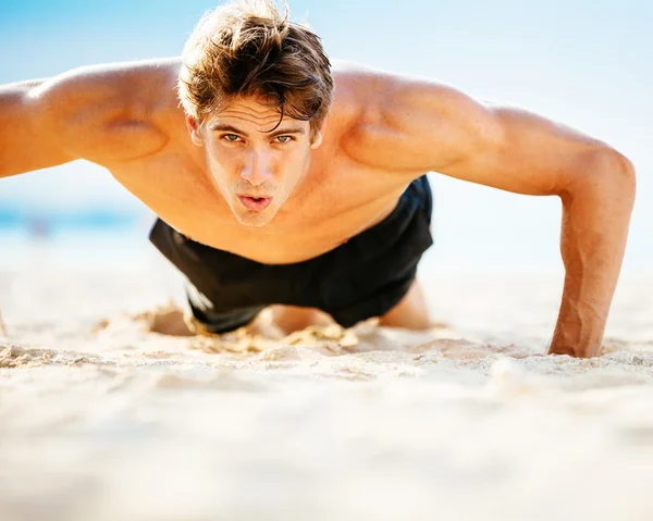 Athlète masculin faisant de l'exercice push-ups — Photo