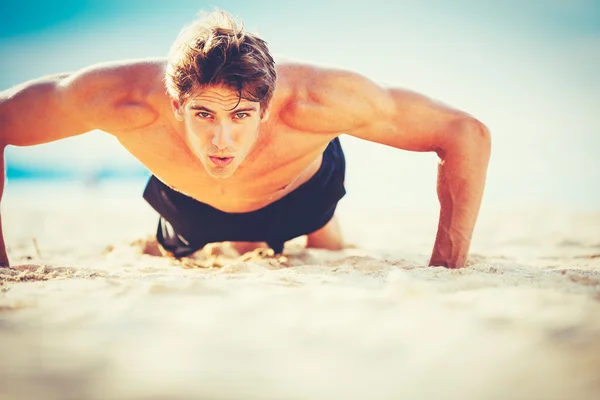 Atleta di sesso maschile che esercita facendo push-up — Foto Stock