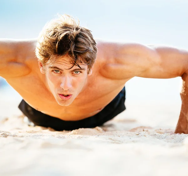 Athlète masculin faisant de l'exercice push-ups — Photo