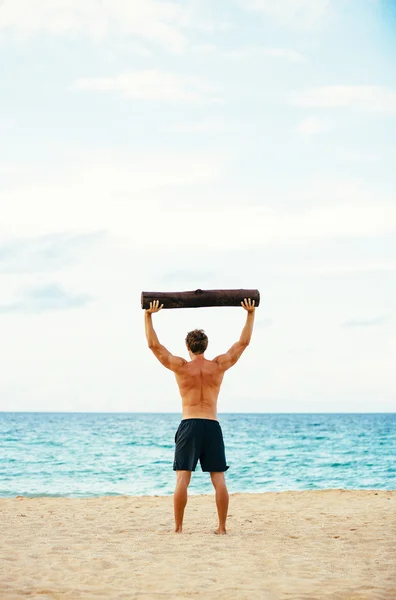 Atleta masculino exercitando ao ar livre — Fotografia de Stock
