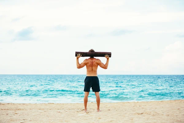 야외에서 운동 하는 남자 선수 — 스톡 사진
