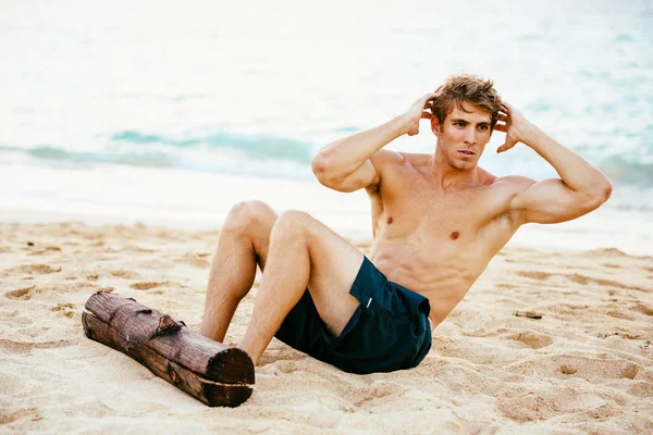 Homem fazendo Sit-Ups ao ar livre na praia — Fotografia de Stock