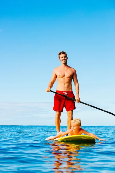 Vater und Sohn beim Stand Up Paddling — Stockfoto