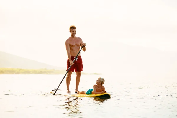 Батько і син встаньте Paddling — стокове фото