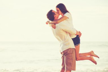 Kumsalda oynarken genç Romantik Çift
