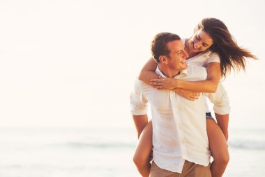 Kumsalda oynarken genç Romantik Çift