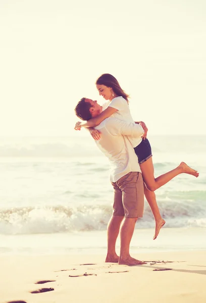 Jeune couple romantique jouant sur la plage — Photo