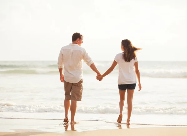 Romantico giovane coppia sulla spiaggia al tramonto — Foto Stock