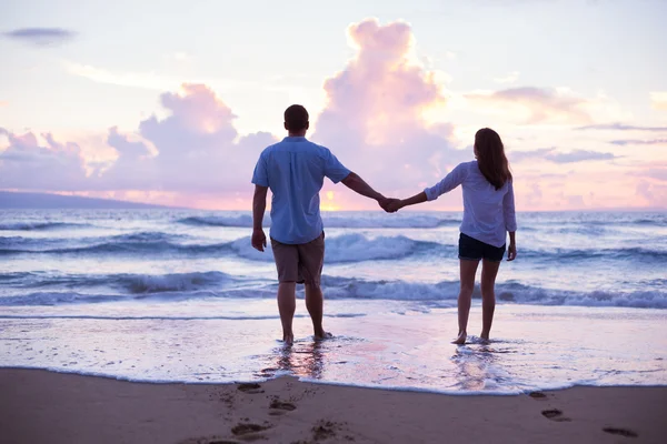 Amantes Caminhando na praia ao pôr do sol em férias — Fotografia de Stock