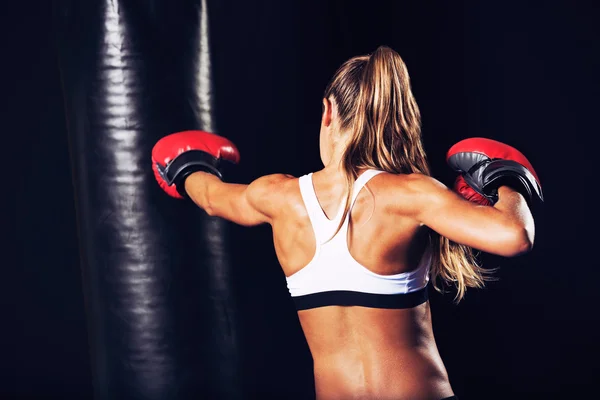 Vrouw boksen met rode handschoenen — Stockfoto