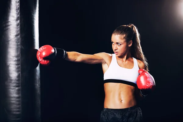 Kadın ile kırmızı eldiven boks — Stok fotoğraf