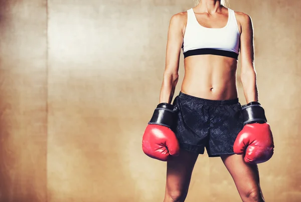 Mulher fitness com luvas de boxe vermelho — Fotografia de Stock