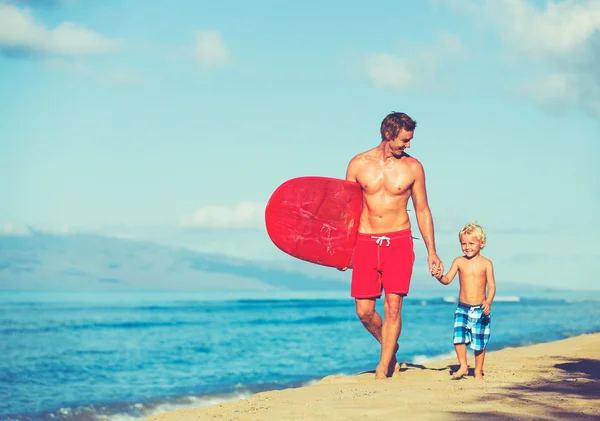 Отец и сын занимаются серфингом — стоковое фото