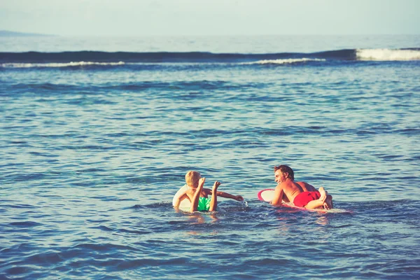 Padre e hijo surfeando —  Fotos de Stock