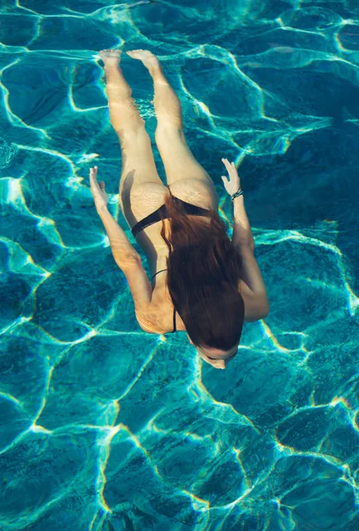 Frau schwimmt unter Wasser — Stockfoto