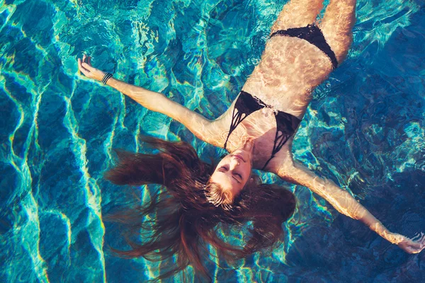 Mujer flotando en el agua Relajante —  Fotos de Stock