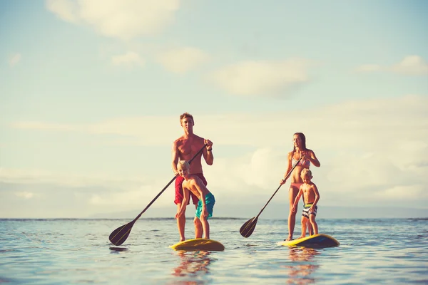 Familie Stand Up Paddling — Stockfoto